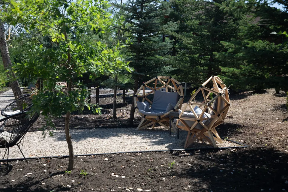 Fotolii artizanale din lemn în zona de relaxare DendroPark