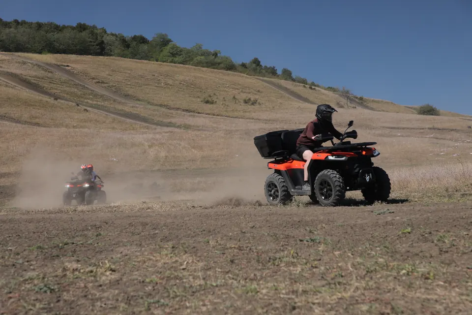 Două ATV-uri urmând traseul de off-road pe dealurile DendroPark