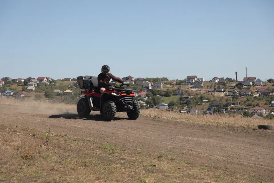 Pilot pe ATV pe traseul panoramic cu Hîncești în fundal