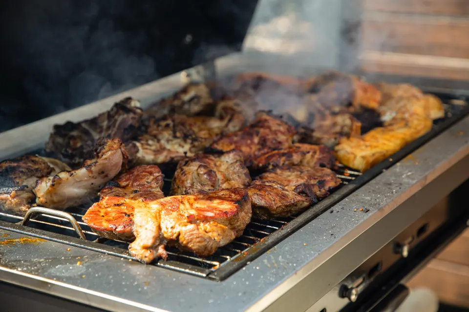 Carne pregătită pe grătarul în aer liber