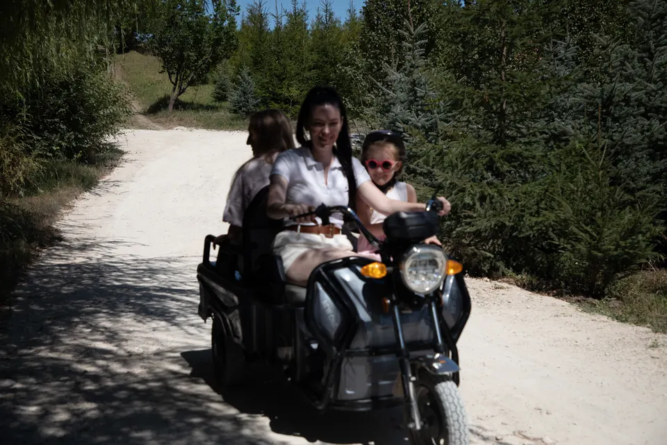 Familie într-un vehicul electric pe aleea DendroPark